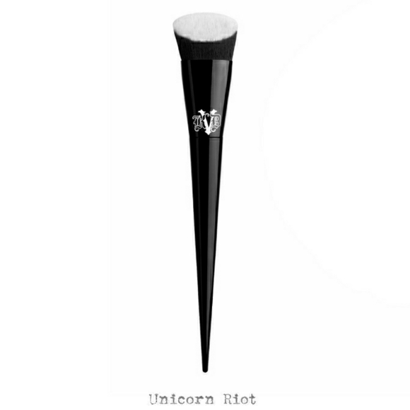 KVD Lock It Edge Foundation Brush - Picture 1 of 3